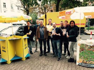 Gute Stimmung am Wahlkampfstand in Sachsenhausen zusammen mit den Freunden der FDP! #gemeinsamstark #fediwgugl #frankfurt #btw2017
 - Gute Stimmung am Wahlkampfstand in Sachsenhausen zusammen mit den Freunden der FDP! #gemeinsamstark #fediwgugl #frankfurt #btw2017
